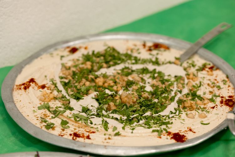צלחת חומוס עם עשבים